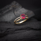 Anillo de compromiso con rubi natural de 1.0ct corte brillante y 20 diamantes naturales laterales elaborado en oro amarillo de 14k