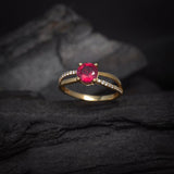 Anillo de compromiso con rubi natural de 1.0ct corte brillante y 20 diamantes naturales laterales elaborado en oro amarillo de 14k