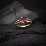 Anillo de compromiso con rubi natural de 1.0ct corte brillante y 20 diamantes naturales laterales elaborado en oro amarillo de 14k