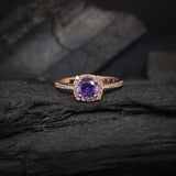 Anillo de compromiso con amatista natural de 1.0ct corte brillante y 32 diamantes naturales laterales elaborado en oro rosa de 14k