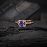 Anillo de compromiso con amatista natural de 1.0ct corte brillante y 32 diamantes naturales laterales elaborado en oro rosa de 14k