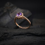 Anillo de compromiso con amatista natural de 1.0ct corte brillante y 32 diamantes naturales laterales elaborado en oro rosa de 14k