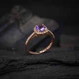 Anillo de compromiso con amatista natural de 1.0ct corte brillante y 32 diamantes naturales laterales elaborado en oro rosa de 14k
