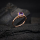 Anillo de compromiso con amatista natural de 1.0ct corte brillante y 32 diamantes naturales laterales elaborado en oro rosa de 14k
