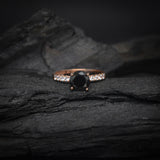 Anillo de compromiso con diamante negro natural central de 1.5ct corte brillante y 20 cristales laterales elaborado en oro rosa de 14k