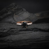 Anillo de compromiso con diamante negro natural central de 1.5ct corte brillante y 20 diamantes naturales laterales elaborado en oro rosa de 14k