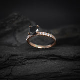 Anillo de compromiso con diamante negro natural central de 1.5ct corte brillante y 20 diamantes naturales laterales elaborado en oro rosa de 14k