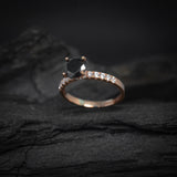 Anillo de compromiso con diamante negro natural central de 1.5ct corte brillante y 20 cristales laterales elaborado en oro rosa de 14k