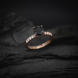Anillo de compromiso con diamante negro natural central de 1.5ct corte brillante y 20 diamantes naturales laterales elaborado en oro rosa de 14k