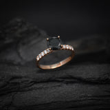 Anillo de compromiso con diamante negro natural central de 1.5ct corte brillante y 20 cristales laterales elaborado en oro rosa de 14k