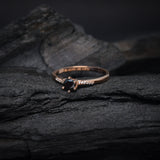 Anillo de compromiso con diamante negro natural central de .40ct corte brillante y 12 diamantes naturales laterales elaborado en oro rosa de 14k