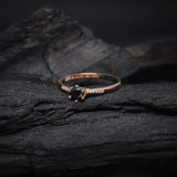 Anillo de compromiso con diamante negro natural central de .40ct corte brillante y 12 cristales laterales elaborado en oro rosa de 14k