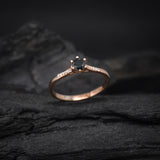 Anillo de compromiso con diamante negro natural central de .40ct corte brillante y 12 diamantes naturales laterales elaborado en oro rosa de 14k