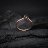 Anillo de compromiso con diamante negro natural central de .40ct corte brillante y 12 diamantes naturales laterales elaborado en oro rosa de 14k