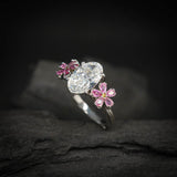 Anillo de compromiso con diamante de laboratorio de 3.0ct corte oval con certificado IGI y zafiros naturales laterales elaborado en oro blanco de 14k