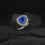 Anillo de compromiso con zafiro natural de 1.0ct corte corazón y 18 diamantes naturales elaborado en oro blanco de 14k