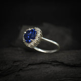 Anillo de compromiso con zafiro natural de 1.0ct corte corazón y 18 diamantes naturales elaborado en oro blanco de 14k