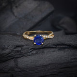 Anillo de compromiso con zafiro natural de 1.0ct y 18 diamantes naturales laterales elaborado en oro amarillo de 14 kilates