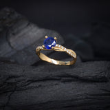 Anillo de compromiso con zafiro natural de 1.0ct y 18 diamantes naturales laterales elaborado en oro amarillo de 14 kilates