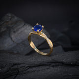 Anillo de compromiso con zafiro natural de 1.0ct y 18 diamantes naturales laterales elaborado en oro amarillo de 14 kilates
