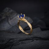 Anillo de compromiso con zafiro natural de 1.0ct y 18 diamantes naturales laterales elaborado en oro amarillo de 14 kilates