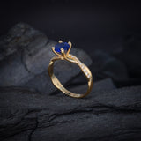 Anillo de compromiso con zafiro natural de 1.0ct y 18 diamantes naturales laterales elaborado en oro amarillo de 14 kilates