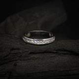 Argolla de matrimonio maciza de 3.5mm con 25 diamantes naturales (tres cuartos de pieza) elaborada en oro blanco de 18k