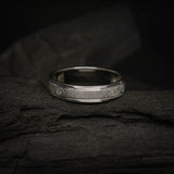 Argolla de matrimonio maciza de 4.5mm elaborada en oro blanco de 18k