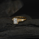 Anillo de compromiso con diamante natural de 1.0ct corte radiante con certificación GIA y 4 diamantes naturales elaborado en oro amarillo de 14k
