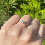 Anillo de compromiso con diamante natural central de .50ct corte brillante y 16 diamantes naturales laterales elaborado en oro amarillo de 14k