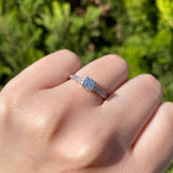 Anillo de compromiso con diamante natural central de .50ct corte brillante y 16 diamantes naturales laterales elaborado en oro blanco de 14k