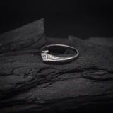 Anillo de compromiso con diamante de laboratorio central de .20ct corte brillante y 2 diamantes naturales laterales elaborado en oro blanco de 10k