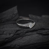 Anillo de compromiso con diamante de laboratorio central de .20ct corte brillante y 2 diamantes naturales laterales elaborado en oro blanco de 10k