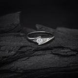 Anillo de compromiso con moissanita de .20ct corte brillante y 2 cristales laterales elaborado en plata .930