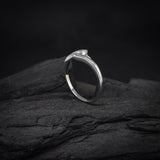 Anillo de compromiso con moissanita de .20ct corte brillante y 2 cristales laterales elaborado en plata .930