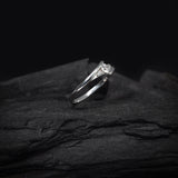 Anillo de compromiso con moissanita de .20ct corte brillante y 2 cristales laterales elaborado en plata .930