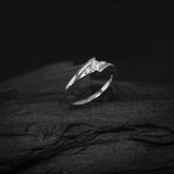 Anillo de compromiso con moissanita de .20ct corte brillante y 2 cristales laterales elaborado en plata .930
