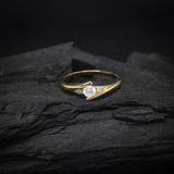 Anillo de compromiso con diamante de laboratorio de .30ct corte brillante con certificado IGI y 2 diamantes naturales laterales elaborado en oro amarillo de 14k