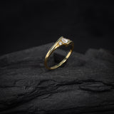 Anillo de compromiso con diamante de laboratorio de .30ct corte brillante con certificado IGI y 2 diamantes naturales laterales elaborado en oro amarillo de 14k
