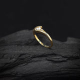 Anillo de compromiso con diamante de laboratorio de .30ct corte brillante con certificado IGI y 2 diamantes naturales laterales elaborado en oro amarillo de 14k