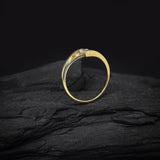 Anillo de compromiso con diamante de laboratorio de .30ct corte brillante con certificado IGI y 2 diamantes naturales laterales elaborado en oro amarillo de 14k
