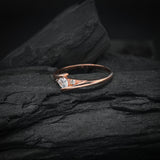 Anillo de compromiso con diamante de laboratorio de .20ct corte brillante y 2 diamantes naturales laterales elaborado en oro rosa de 10k