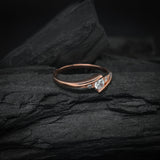 Anillo de compromiso con diamante de laboratorio de .20ct corte brillante y 2 diamantes naturales laterales elaborado en oro rosa de 10k