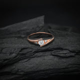 Anillo de compromiso con diamante de laboratorio de .20ct corte brillante y 2 diamantes naturales laterales elaborado en oro rosa de 10k