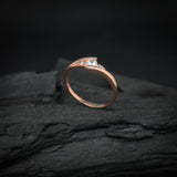 Anillo de compromiso con diamante de laboratorio de .20ct corte brillante y 2 diamantes naturales laterales elaborado en oro rosa de 10k