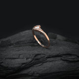 Anillo de compromiso con diamante de laboratorio de .20ct corte brillante y 2 diamantes naturales laterales elaborado en oro rosa de 10k