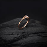 Anillo de compromiso con diamante de laboratorio de .20ct corte brillante y 2 diamantes naturales laterales elaborado en oro rosa de 10k