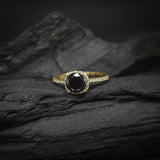 Anillo de compromiso con diamante negro natural central de 1.0ct corte brillante y 32 diamantes naturales laterales elaborado en oro amarillo de 14k