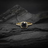 Anillo de compromiso con diamante negro natural central de 1.0ct corte brillante y 32 diamantes naturales laterales elaborado en oro amarillo de 14k