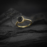 Anillo de compromiso con diamante negro natural central de 1.0ct corte brillante y 32 diamantes naturales laterales elaborado en oro amarillo de 14k